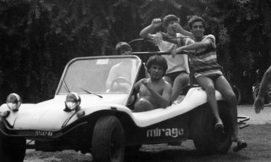 Una foto inedita: Igles Corelli sulla spiaggia del Mare Pineta di Milano Marittima (Ravenna) con i colleghi di cucina e sala, siamo negli anni '70
