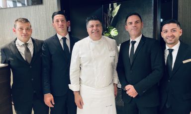 Le figure trainanti del ristorante Ineo dell’hotel Anantara a Roma. Da sinistra verso destra: Barman Manager Mirco Bove; Restaurant Manager Damiano Verdone; Heros De Agostinis, executive chef di lungo, attento e sapiente percorso; Primo Sommelier e Deputy Restaurant Manager Federico Spagnolo; Chef de Rang Daniele Campagna; infine Pastry chef Daniele De Santi
