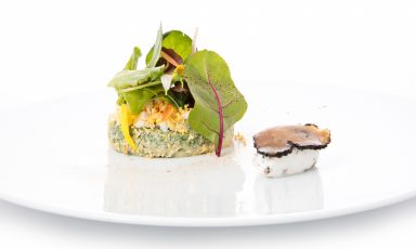 Insalata di erbe fini e spinaci, mimosa e formaggio della Valcuvia al tartufo bianco: il piatto dell'autunno di Riccardo Bassetti
