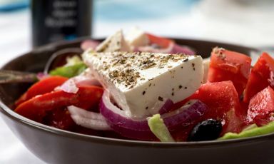 Una fresca insalata greca. Nella forma attuale &egrave; relativamente moderna, soprattutto perch&eacute; il pomodoro entra stabilmente nella cucina greca solo dall&rsquo;Ottocento in poi. Il piatto come lo conosciamo oggi &mdash; pomodoro, cetriolo, cipolla, olive, feta, origano e olio, pi&ugrave; eventuali varianti &mdash; si consolida soprattutto nel Novecento, parallelamente alla diffusione urbana e turistica della cucina greca
