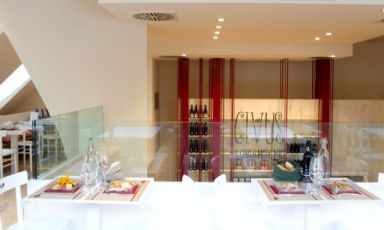Il bancone di Civus in via Verdi a Bergamo,&nbsp;+39.035.242093. Il progetto prevede una cucina snella, anche d'asporto ed &egrave; firmato da Luca Brasi, ex cuoco della Lucanda di Osio Sotto e predecessore di Enrico Bartolini al Devero di Cavenago