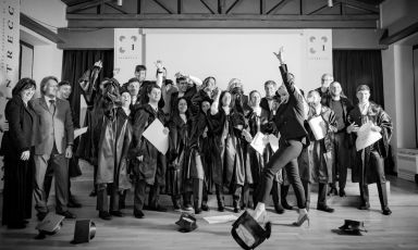Che giorno quel giorno. Era il 18 febbraio 2019 e a Intrecci, a Castiglione Teverina in provincia di Viterbo, vennero consegnati i diplomi al ternine del primo anno della scuola di alta formazione di sala voluto dalla famiglia Cotarella. Tra loro anche Giacomo Baccelloni, autore di questo articolo

