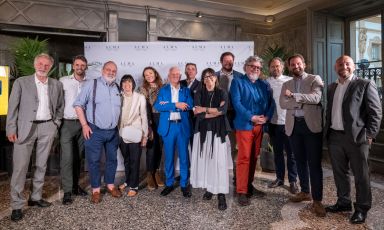 Lo scorso 17 maggio  è stato presentato nella splendida cornice del ristorante Cracco in Galleria, a Milano, il nuovo progetto digitale di Alma, la scuola internazionale di cucina italiana: è il podcast IO SONO CUCINA - Storie dal gusto italiano. Tra i presenti, da sinistra Furio Brighenti, Matteo Berti, Paolo Marchi, Laila Tentoni, Maddalena Fossati, Enzo Malanca, (dietro) Andrea Sinigaglia, Isa Mazzocchi, (dietro) Marco Bolasco, Andrea Grignaffini, Carlo Cracco, Giacomo Bullo e Gabriele Baistrocchi
