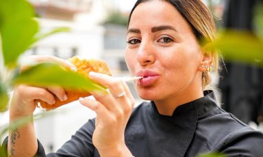 Il mondo della pizza fritta è da sempre quello più "al femminile", con esempi storici illustri, donne che nei decenni han fatto della pizza fritta la loro bandiera. A raccoglierne l'eredità è, su tutte, Isabella De Cham (nella foto), ma non solo
