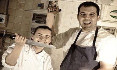 Iside De Cesare e Romano Gordini, moglie e marito e "colleghi" nella vita: gestiscono il ristorante di famiglia La Parolina, in frazione Trevinano ad Acquapendente (Viterbo), telefono +39.0763.717130 (foto Carbonara Club)