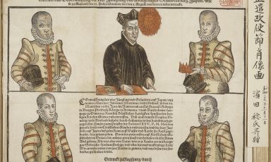 La prima missione giapponese giunta in Europa, nota come la Missione Tensho, un viaggio iniziato a Nagasaki nel 1582 e terminato nel 1590, delegazione che giunse in Italia nel 1585. In alto da sinistra a destra: Giuliano Nakaura, Diogo de Mesquita e Itō Mancio che la guidava; in basso Martino Hara e Michele Chijiwa. La loro ambasciata ha ispirato i nuovi menù di Makorè a Ferrara, città che i gesuiti del Sol Levante visitarono rimanendone colpiti
