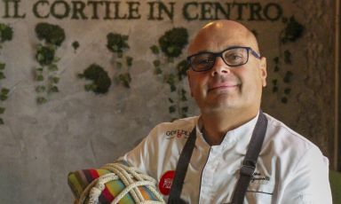 Ivan Signoretti, 49 anni, con il panetto di lievito madre: il suo mondo a Il Cortile in Centro  nel cuore di Rimini
