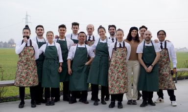 Il team della fantastica Tòla Dòlza domenicale al Casa Maria Luigia. Da sinistra Laura Dondi, Christian Crecco, Alessia Belladonna, Nicolas Hans, Luca Federzoni, Erlaanga Rajendra, Lino Salemme, la chef Jessica Rosval, Matteo Magelli, Chiara Parise, la padrona di casa Lara Gilmore, Luca Martinelli, il pastry Mirko Galloni, Fabio Galletta. Foto Tanio Liotta
