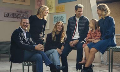 Martin Foradori Hofst&auml;tter, sulla sinistra, con la famiglia. La Tenuta J. Hofst&auml;tter di Termeno (Bolzano) &egrave; una delle pi&ugrave; interessanti realt&agrave; vinicole italiane. Foto&nbsp;Peter Bender
