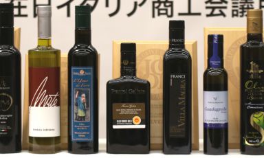 Alcune delle bottiglie (quasi tutte italiane) protagoniste indiscusse e vincitrici della terza edizione di Joop -&nbsp;Japan Olive Oil Prize, evento promosso&nbsp;a Tokyo dalla Camera di Commercio Italiana in Giappone (Iccj). La quarta edizione si terr&agrave; nel&nbsp;giugno 2016, le candidature sono aperte
