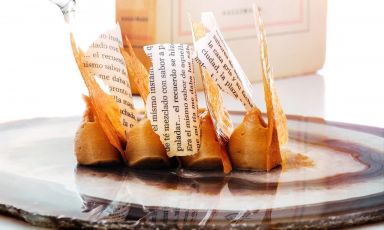 Millefoglie di crema al tè Earl Grey, gelato di magdalenas, tegole di burro caramellato e carta di riso aromatizzata al libro vecchio: lo straordinario dessert studiato da Jordi Roca a El Celler di Can Roca, a Girona, in Catalogna
