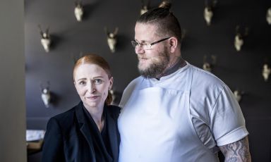 Tina ed Eric Kragh Vildgaard, la prima in sala e il secondo in cucina, hanno conquistato con il loro ristorante Jordnær, in Danimarca, il riconoscimento Welcome and Service per la migliore accoglienza nei Paesi Nordici, assegnato grazie alla partnership con Cantine Ferrari. In questo articolo Tina ci spiega i segreti che l'hanno portata a questo successo
