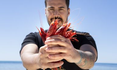 Joseph Micieli è lo chef-patron di Scjabica, ristorante di mare, e Cucina Costiera, trattoria di mare. Entrambi i locali sono a Punta Secca, frazione marina di Santa Croce Camerina, Comune del libero consorzio comunale di Ragusa, in Sicilia
