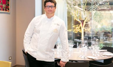 Juan Antonio Medina, madrileno, dal 2016 è lo chef di A'Barra, ristorante aperto dalla famiglia Gomez che ha conquistato la prima stella Michelin dopo sei mesi dall'inaugurazione. La sua cucina, insieme ai prodotti Joselito, sarà protagonista a Identità Golose Milano fino a sabato 9 marzo
