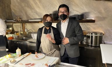 La chef Jun Giovannini e il titolare di Mu Fish Liwei Zhou
