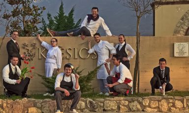 Alfredo Buonanno, sulla sinistra, con lo staff del Kr&egrave;sios, al centro lo chef Giuseppe Iannotti. In questa seconda e ultima parte dell'intervento sulla sala per Identit&agrave; Golose&nbsp;(qui la prima parte), racconta l'importanza della formazione a scuola e i valori che non devono mai mancare nell'accoglienza di un ristorante
