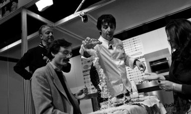 lo chef sloveno Tomaz Kavcic sul palco di Identità Milano 2010