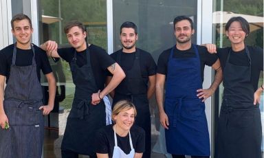 In centro, Antonia Klugmann, chef e patron dell'Argine a Vencò (Gorizia), con parte della sua brigata: da sinistra, Manuel Dal Ben, Salvatore Somma, Simone De Lucca, Gabriele Granà (sous chef) e Ryo Iwayama. La cuoca tornerà sul palco di Identità Golose domenica 26 settembre, ore 10.50 (foto di Vittoria Klugmann)
