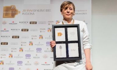 Antonia Klugmann, chef e patron de L'Argine a Vencò, sul palco di Identità Milano 2025. Tutte le foto sono di Brambilla-Serrani
