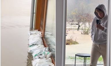 Antonia Klugmann mentre lotta con l'acqua che ha alluvionato il suo ristorante L'Argine a Vencò, a Dolegna del Collio (Gorizia)
