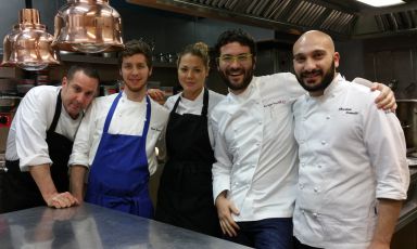 Giuseppe Iannotti con Cristian Leonetti, alla sua sinistra, e lo staff di Kresios BCN

