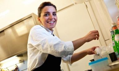 Marianna Vitale, chef del ristorante Sud di Quarto (Napoli), ospite lunedì 13 e martedì 14 luglio prossimi a Identità Expo S.Pellegrino con due cene del ciclo "Contemporary Italian Chef". Una stella Michelin, miglior cuoca italiana 2015 per Identità Golose e L'Espresso, Marianna cucinerà un menu a prevalenza ittica. Costo 75 euro per 4 portate (vini compresi), prenotazioni expo@magentabureau.it o telefono +39.02.62012701