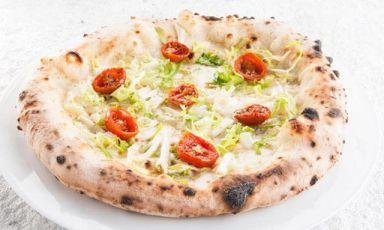 Come andare oltre la Margherita, pensando agli abbinamenti migliori per le pizze in cui si aggiungono (o si tolgono) ingredienti alla ricetta più famosa di tutte? Ecco alcuni suggerimenti

