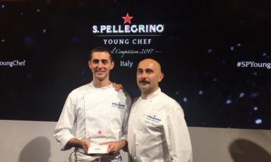 Edoardo Fumagalli con Anthony Genovese, che lo accompagnerà fino alla finalissima di S.Pellegrino Young Chef (foto finedininglovers.it)
