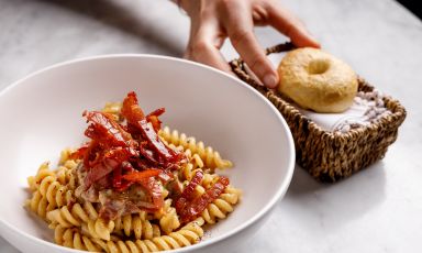 Fusilloni prosciutto, fischi e ricotta di pecora è il Piatto della bella stagione di Francesca Ciucci, chef del ristorante La Ciambella, a Roma. Tutte le foto sono a cura di Andrea Di Lorenzo
