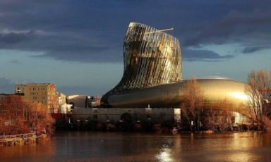 The new and beautiful Citè du Vin in Bordeaux, entirely dedicated to wine culture

