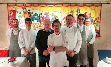 Lo staff della Locanda La Clusaz dopo la riaperura. Al centro lo chet Piergiorgio Pellerei, alla sua destra l'altro chef, e socio, Thierry Buillet, alla sua destra il terzo socio Alessandro Ménabreaz
