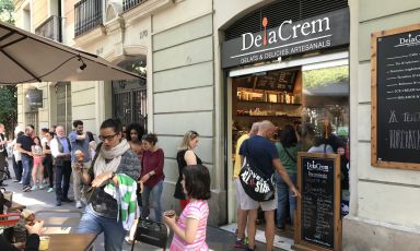 La coda in un giorno feriale da DelaCrem, in carrer d'Enric Granados 15 a Barcellona, telefono +34.930.041093
