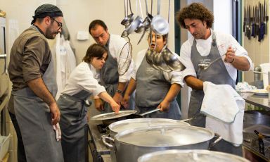 Giovanni Cuocci, to the right, at work in the kitchen of Lanterna di Diogene (photo by Giuseppe Valsecchi)
