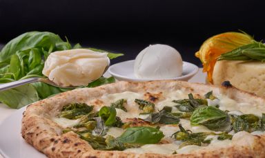 Pizza con i fiori di zucca: il piatto dell'estate di Enzo Coccia (le foto sono di Luciano Furia)
