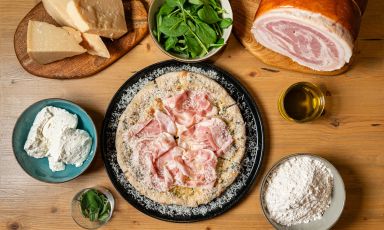 La Piacentina, nuova pizza di Stefano Chieregato del Chiere di Piacenza. Presenta gli ingredienti dei classici tortelli piacentini “con la coda”. Foto aromi.group
