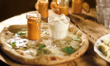 Una delle pizze de La Piedigrotta, tra gli otto locali tra pizzerie e cocktail bar di Varese della nostra Guida 2026. Sono indirizzi&nbsp;che vi suggeriamo di non perdere
