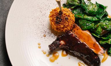 L'ottimo piccione de La Scottina: il petto alla brace laccato con salsa salsa ai frutti di bosco e aglio nero, il cosciotto ripieno di fegatini e cuore e poi impanato nel panko
