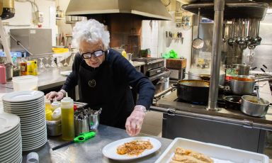 Milena Ricciarelli, 93 anni, è il cuore pulsante del ristorante Baghino: nessuno prepara i Sedani di Prato meglio di lei
