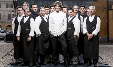La brigata attuale del D'O in via Magenta 18 a San Pietro all'Olmo, frazione di Cornaredo, periferia nord-ovest milanese, telefono +39.02.9362209. Al centro, lo chef Davide Oldani. Alla sua sinistra, in prima fila Bindu Hewage e Wladimiro Nava. Alla destra del cuoco Alessandro Procopio e Blal Aglan. In seconda fila, da sinistra Luca Cislaghi, Manuele Pirovano, Matteo Caripoli, Davide Marcon, Riccardo Merli, Davide Garavaglia, Andrea Grieco, Davide Novati e Giovanni Novelli (foto Machi Galimberti)
