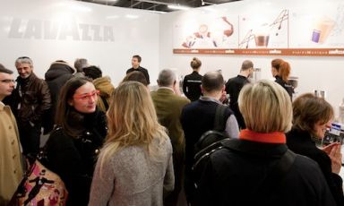 Tutti al corner Lavazza a sorseggiare i primi caffè della giornata, un rito che si ripete ininterrotto dalla prima edizione di Identità Milano, anno 2005 (foto Sonia Santagostino)