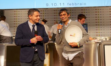 Roberto Petza, chef del S'Apposentu a Siddi, premiato da Michele Cannone Italy Food service director di Lavazza: è suo il Premio Tipicità Italiana in Cucina