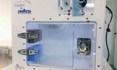La prima macchina a capsule progettata per funzionare in assenza di gravità. L'ha presentata oggi Lavazza nell'ultima di 3 lezioni di Identità Future, il format concepito da Identità per Host, il Salone internazionale dell'ospitalità professionale, in corso fino a martedì 27 ottobre. L'ha utilizzata per la prima volta l'astronauta Samantha Cristoforetti