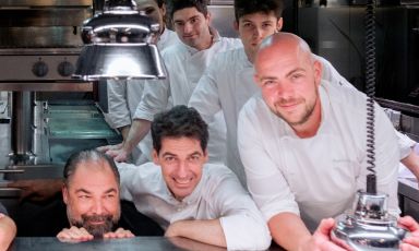Mattia Ercolino, a destra, con Raf e Max Alajmo e alcuni membri della brigata de Le Cementine a Roncade (Treviso)
