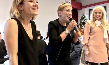 Le tre cugine Cotarella, cugine anche se per tutti (e per comodità) sono le sorelle Cotarella. Da sinistra verso destra, eccole ritratte il giorno dell'inaugurazione di Intrecci a Castiglione in Teverina (Viterbo): Marta ed Enrica, figlie di Renzo Cotarella, nonché Dominga, figlia di Riccardo
