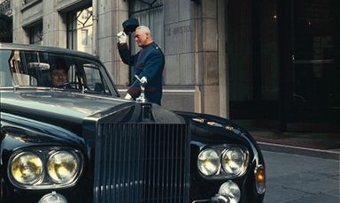 Un'immagine che risale a parecchi decenni fa: una Rolls Royce accosta, il&nbsp;chasseur accoglie l'ospite all'entrata de Le Bristol, a Parigi
