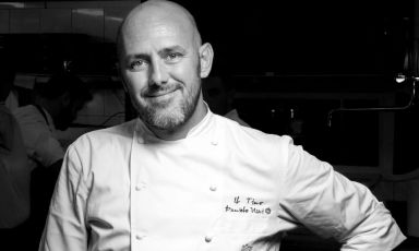 Daniele Usai, chef del Tino&nbsp;(una stella Michelin)&nbsp;e del bistrot Quarantunododici&nbsp;di Fiumicino (Roma). Cuciner&agrave; a Identit&agrave; Golose Milano per 4 cene, da mercoled&igrave;&nbsp;7 a sabato&nbsp;10 ottobre.&nbsp;75 euro a persona, vini inclusi: per prenotare, clicca qui
