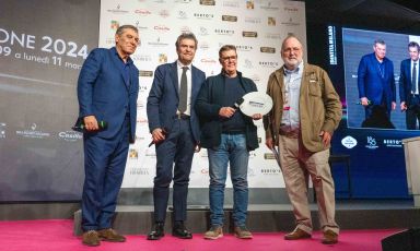 Alessandro Gilmozzi, chef del ristorante El Molin (Cavalese - Trentino) sul palco di Identità Milano 2024 riceve il premio "Identità di cottura" promosso da Moretti Forni dalle mani di Mario Moretti, amministratore delegato Moretti Forni. Con loro sono Claudio Ceroni e Paolo Marchi. La motivazione del premio: "In ogni ricetta manca sempre la stessa cosa, il giusto evidenziare delle fonti di calore addomesticate dallo chef per arrivare alla perfetta preparazione di un piatto. Non in questo caso".
