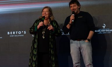 Cesare Battisti ha conquistato il premio "Identità di Territorio" a Identità Milano 2024. Lo chef del Ratanà di Milano è stato premiato da Cristina Ziliani, vicepresidente & corporate relation di Guido Berlucchi. Motivazione: "È facile fare la spesa nelle grandi città, dove puoi trovare di tutto. Ma proprio per questo non è mai semplice interpretare l’identità del territorio in cui uno chef si trova ad operare. Premiamo chi non ha ceduto alla banalità".
