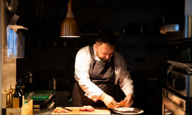 Alessandro Parisi, lo chef campano al timone della cucina del ristorante Filo al Filario Hotel di Lezzeno, sul Lago di Como. Foto a cura di Letizia Cigliutti
