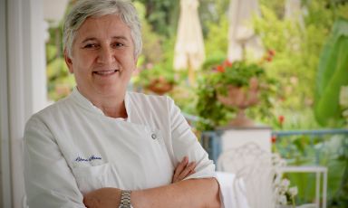 Libera Iovine, classe 1959, procidana: aveva conquistato la stella a Ischia - la prima sull'isola - con il suo Melograno. Ora la ritroviamo, sempre a Ischia, sulla tolda di comando del ristorante Belvedere all’Excelsior Belvedere Hotel & Spa
